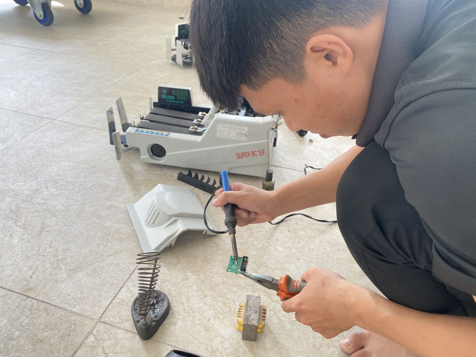ky thuat vien sua chua may dem tien tại ngoi sao viet