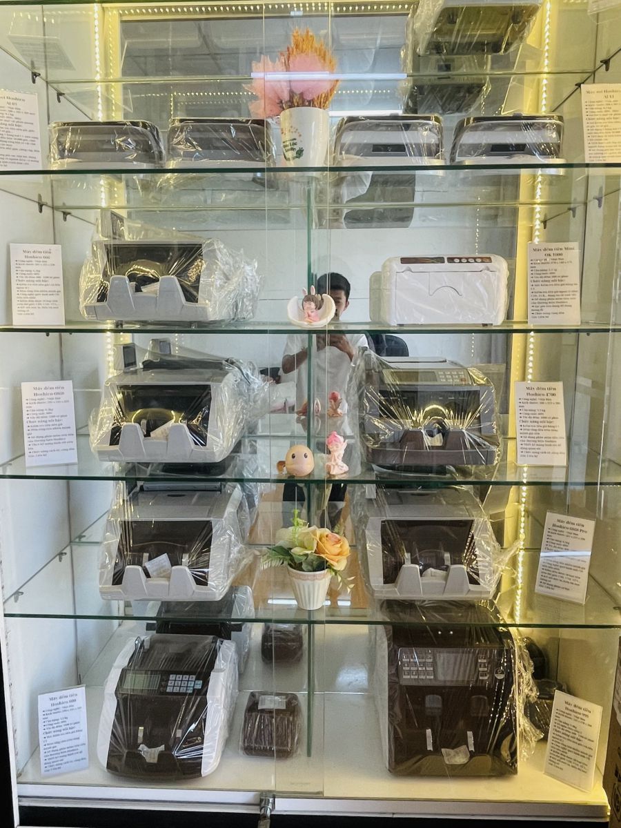 may dem tien trung bay tai showroom